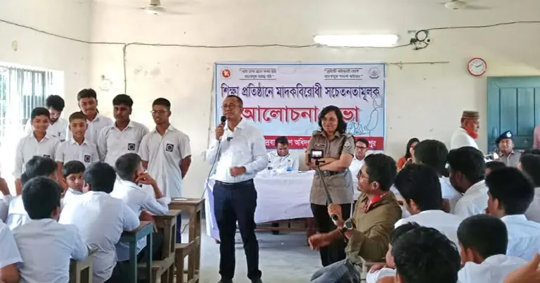শিক্ষার্থীদের সঙ্গে কথা বলছেন জেলা প্রশাসক মাজহারুল ইসলাম